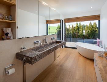 Atemberaubende 8.5-Zimmer Villa mit Privatpool an sehr guter familienfreundlicher Lage - Bild# 6